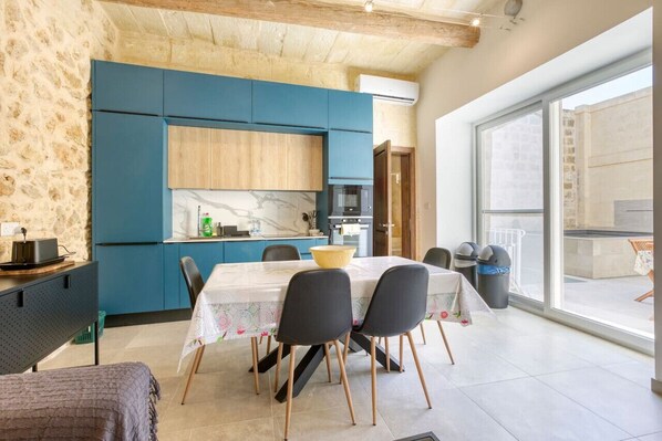 Køleskab, mikrobølgeovn, ovn, kogeplade