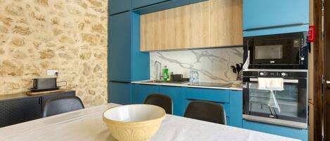 Frigorífico, microondas, horno y placa de cocina