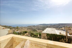 Property grounds - A 2BR farmhouse with private pool in Zebbug & BBQ (Iż-Żebbuġ)