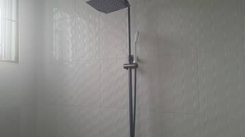 Shower, bidet, towels, toilet paper