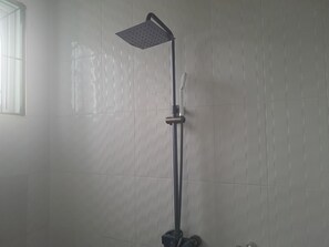 Shower, bidet, towels, toilet paper