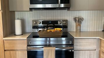 Microondas, horno, placa de cocina y lavavajillas