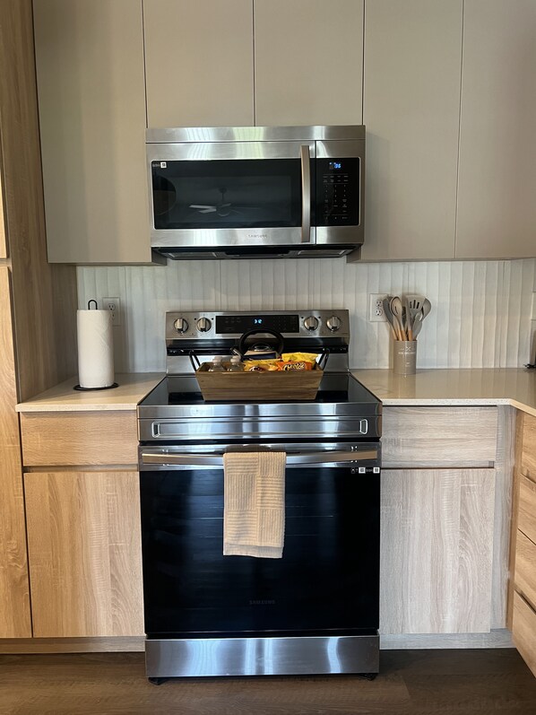 Microondas, horno, placa de cocina y lavavajillas