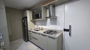 Comfort Apartment, Beach View | Private kitchen