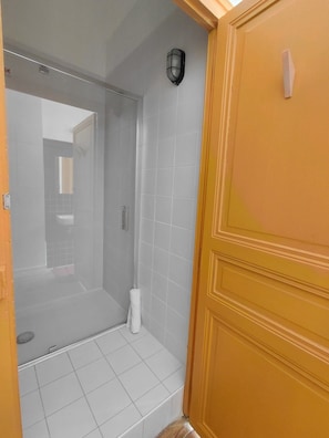 Shower - Château de la Garenne (Étel)