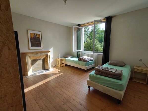 Basic Quadruple Room, Park View | Desk - Château de la Garenne (Étel)