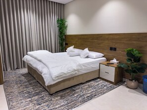 Desk, laptop workspace, blackout drapes, iron/ironing board - Rewaq Resident (Madinah)