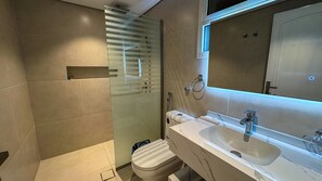 Douche, articles de toilette gratuits, chaussons, serviettes fournies