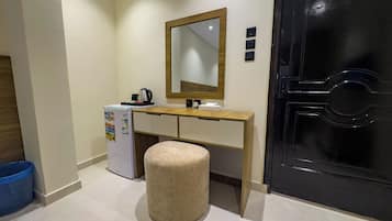Escritorio, espacio para trabajar con laptop y cortinas blackout