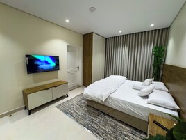 Escrivaninha, espaço de trabalho para notebook, cortinas blackout