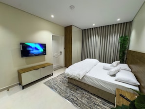 Skrivbord, arbetsyta för laptop och mörkläggningsgardiner