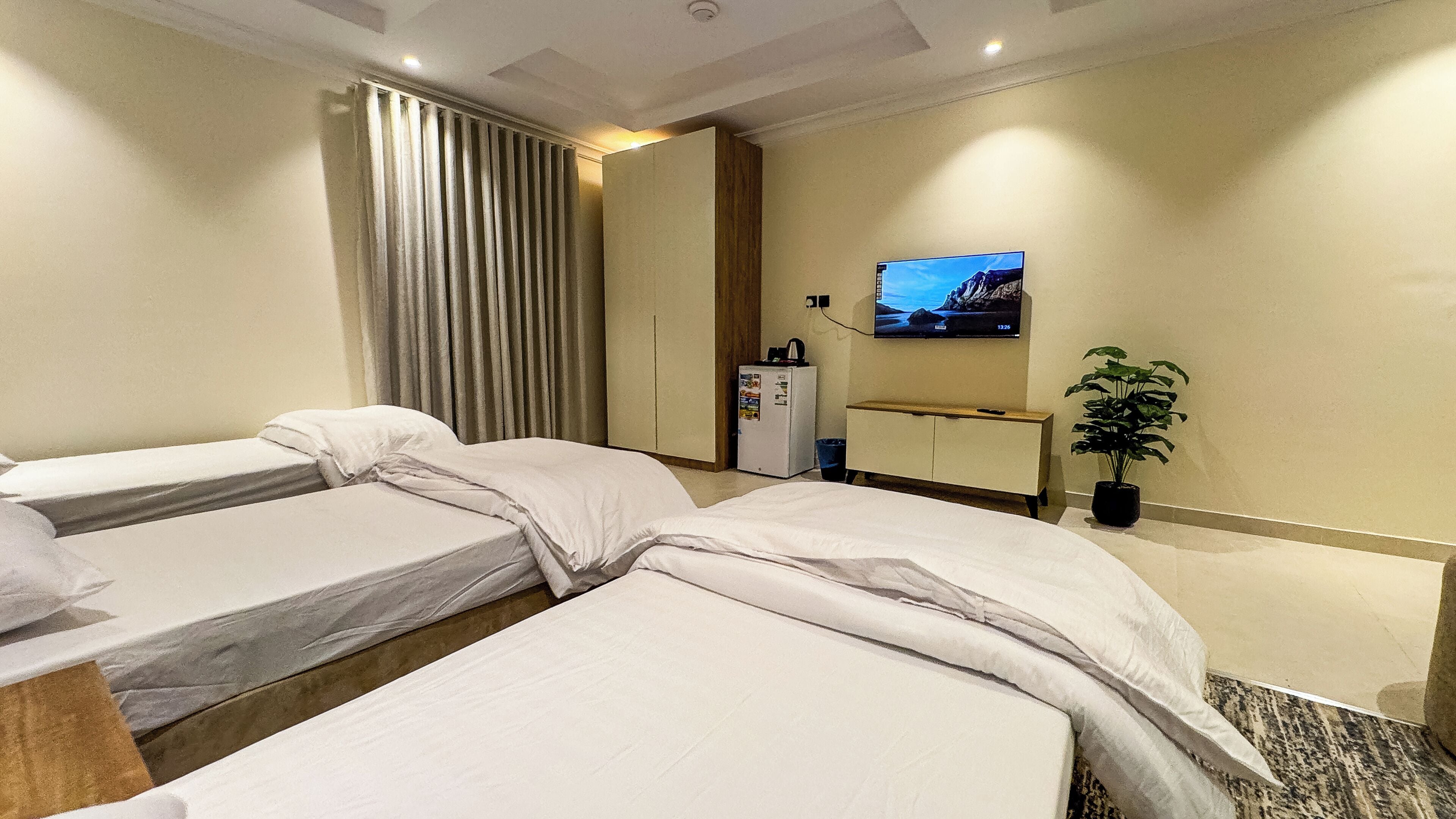 舒适客房 | 办公桌、笔记本电脑工作区、遮光窗帘、熨斗/熨衣板