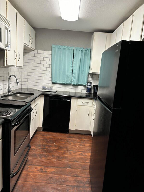 Microondas, horno, parrilla de estufa y lavavajillas