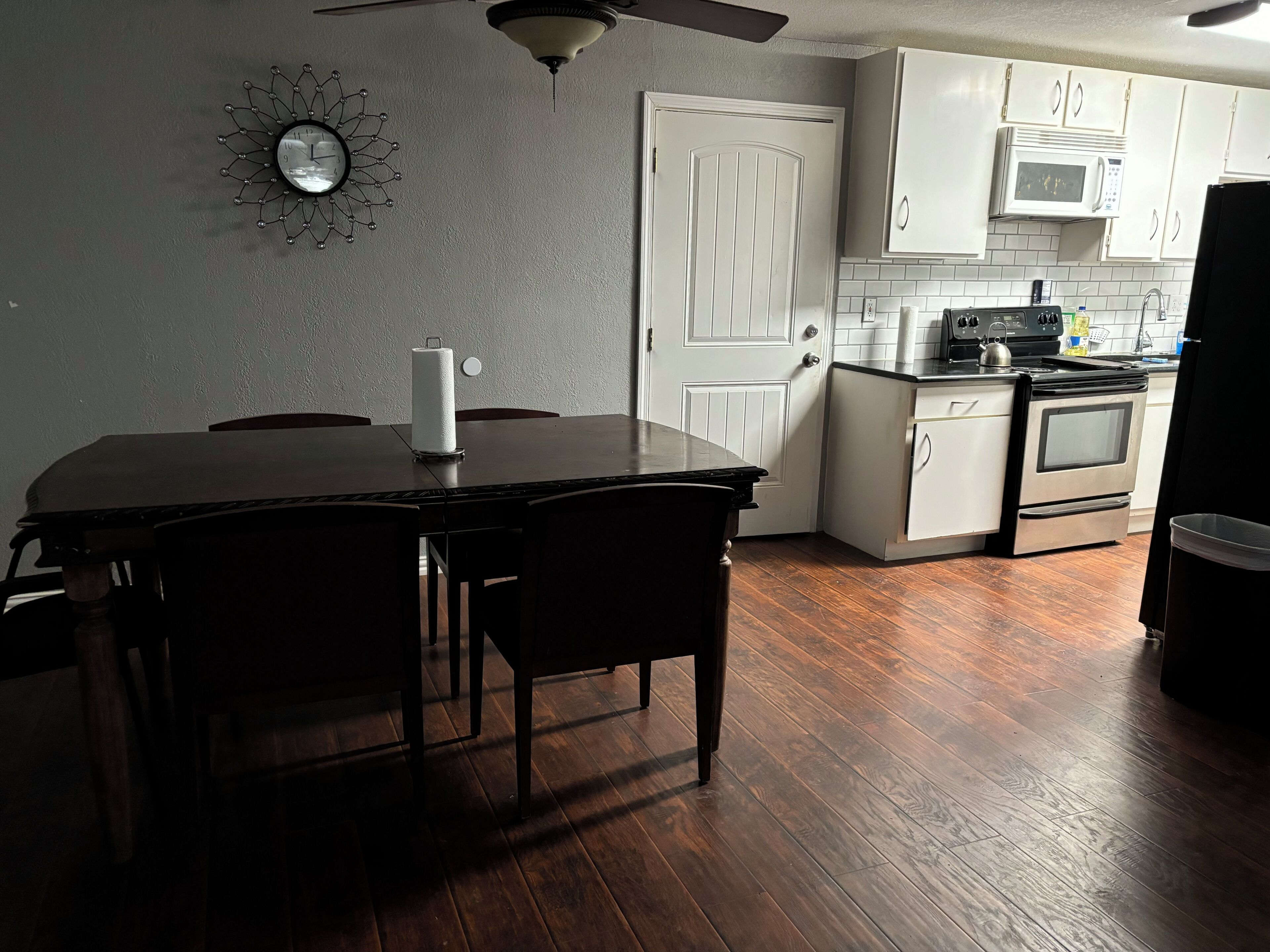 Mikrobølgeovn, ovn, kokeplater og oppvaskmaskin