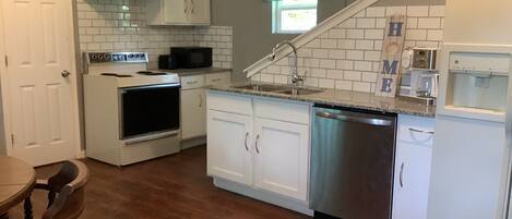 Microondas, horno, parrilla de estufa y lavavajillas