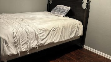 4 bedrooms, iron/ironing board, WiFi, bed sheets