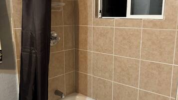 Toallas, jabón, papel de baño