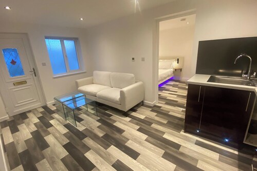 Stunning Truro 1-bed - Sleeps 2 & Parking