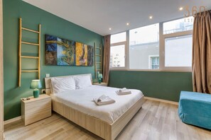 1 chambre, bureau, fer et planche à repasser, lit parapluie