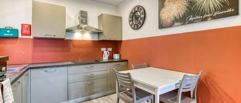 Kylskåp, mikrovågsugn, ugn och spishäll