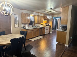 Een microgolfoven, een oven, een kookplaat, een vaatwasser