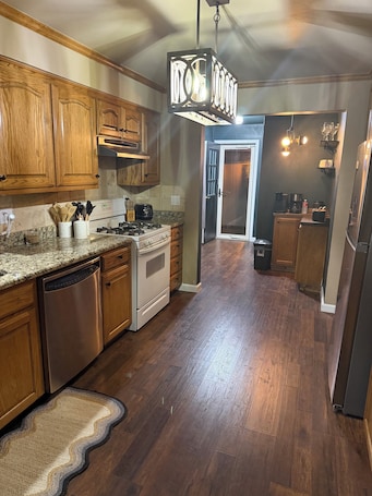 Microwave, oven, stovetop, dishwasher. Welcoming 2-bedroom house with HVAC in Clarendon with large lot and court yard