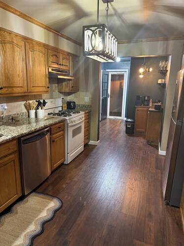 Welcoming 2-bedroom house with HVAC in  Clarendon with large lot and court yard