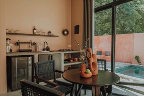 Vila luxo, 1 cama Queen, vista para a piscina | Área de estar