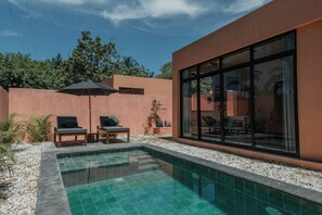 ดีลักซ์วิลล่า, เตียงควีนไซส์ 1 เตียง, วิวสระว่ายน้ำ | ลานระเบียง/นอกชาน