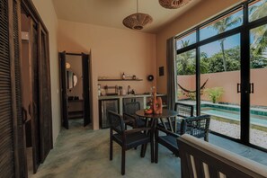 ดีลักซ์วิลล่า, เตียงควีนไซส์ 1 เตียง, วิวสระว่ายน้ำ | บริเวณนั่งเล่น