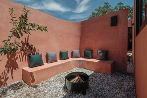Vila luxo, 1 cama Queen, vista para a piscina | Terraço/pátio