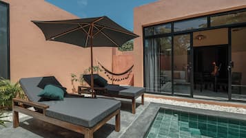 Villa Deluxe - 1 queensize-säng - utsikt mot poolen | Terrass/Patio