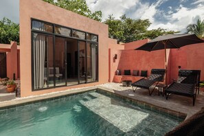 Vila luxo, 1 cama Queen, vista para a piscina | Cofres nos quartos, Wi-Fi de cortesia
