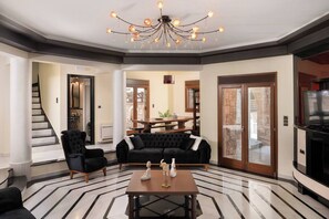 TV, fireplace