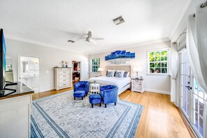 5 Schlafzimmer, Schreibtisch, Bügeleisen/Bügelbrett, Reisekinderbett
