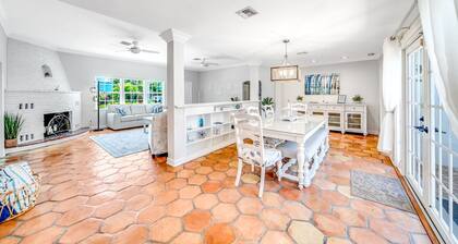 Heated Pool! Close To Beach+Avenue! Quaint Style!