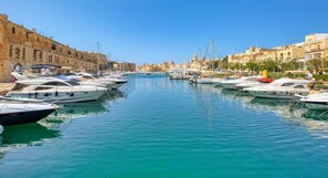 Marina - Deluxe Suite, King sized Bed, Harbour & Marina+ AC (Bormla)