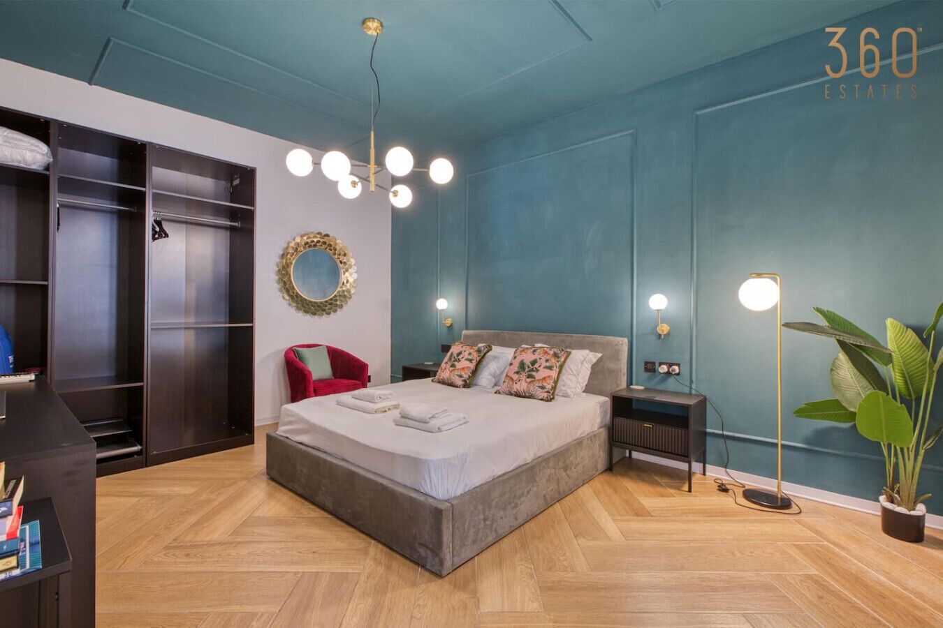 1 slaapkamer, een bureau, een strijkplank/strijkijzer, reisbedje