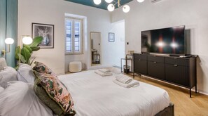 1 dormitori, escriptori, planxa i posts de planxar i wifi 