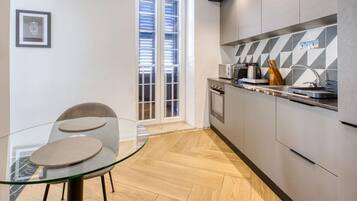 Coffee/tea maker, fridge, microwave, oven