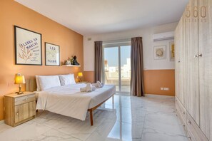 Skrivebord, reiseseng for barn, wi-fi og sengetøy