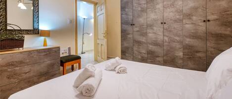 2 bedrooms, desk, iron/ironing board, WiFi