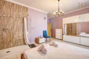 2 bedrooms, desk, iron/ironing board, WiFi