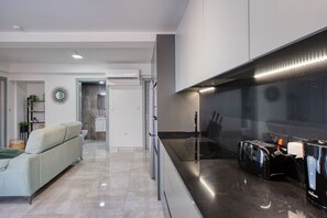 Een koelkast, een microgolfoven, een oven, een kookplaat