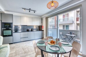 Fridge, microwave, oven, stovetop - Wonderful, equipped 2BR home with balcony in Gzira (Gżira)