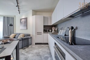 ثلاجة، ميكروويف، فرن، موقد طهي مسطح