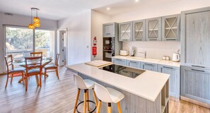 ثلاجة، فرن، موقد طهي مسطح، غسالة أطباق