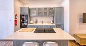 Fridge, oven, stovetop, dishwasher