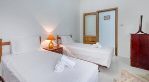 3 bedrooms, desk, iron/ironing board, WiFi