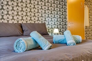 2 bedrooms, desk, iron/ironing board, WiFi